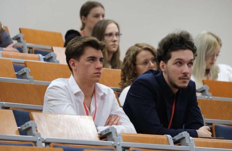 Pierwsza konferencja